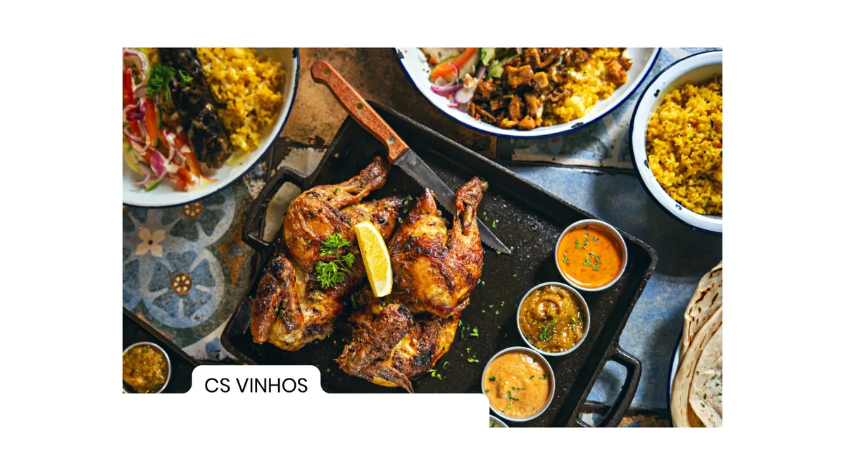 Frango assado, limão, molhos e acompanhamentos à mesa